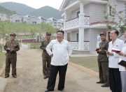 金正恩笑容藏不住，亲自督建“乐园渔村”，为百姓造出“海边别墅”