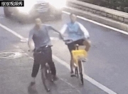 14岁女孩被男子疯狂别车，狂追1公里，外卖骑手仗义出手，网友怒赞！他找到了！